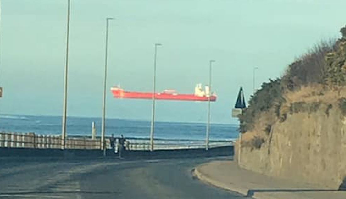 Bizar : schip lijkt in de lucht te zweven door optische illusie