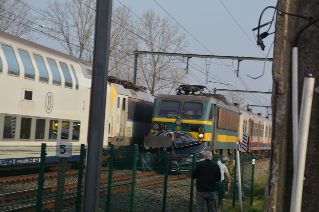 Trein sleurt auto honderden meters mee: minstens één dode