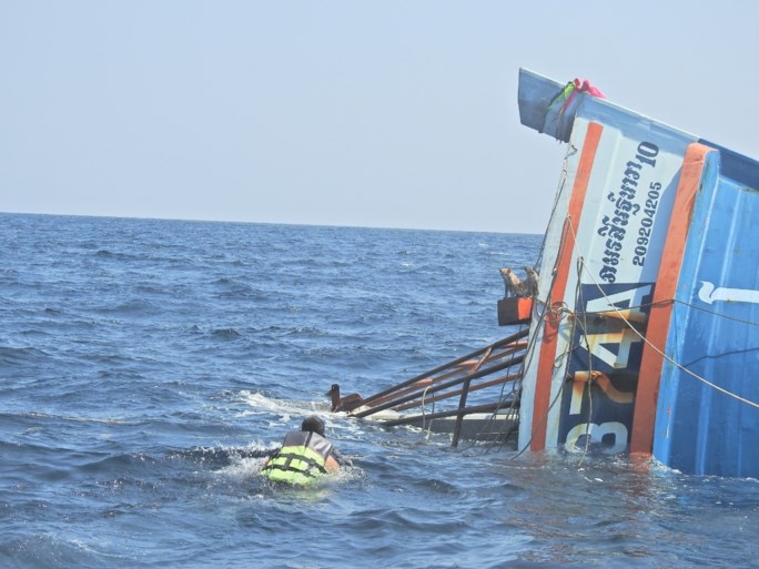 Matroos aarzelt niet om katjes van brandende boot te redden