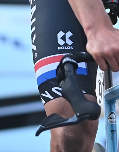 Mathieu van der Poel moet de Strade Bianche noodgedwongen op nieuwe fiets rijden na stuurbreuk: “Op zoek naar oorzaak”