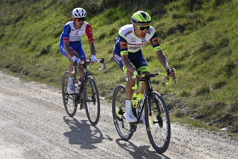 Superieure Mathieu van der Poel wint Strade Bianche, Wout van Aert mist beetje ritme om mee te doen voor winst