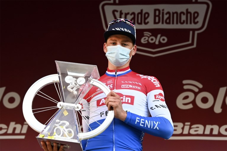 Superieure Mathieu van der Poel wint Strade Bianche, Wout van Aert mist beetje ritme om mee te doen voor winst