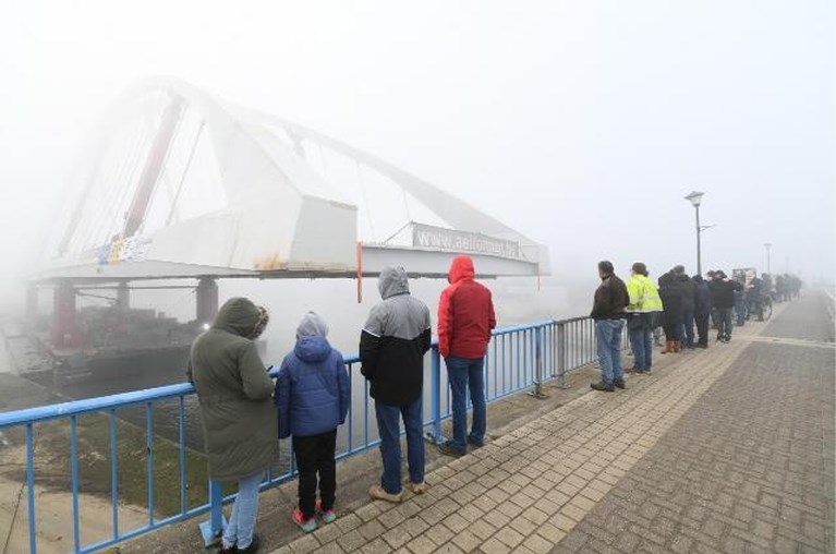 Spektakel in Beringen: langste brug over Albertkanaal wordt naar haar plaats gevaren