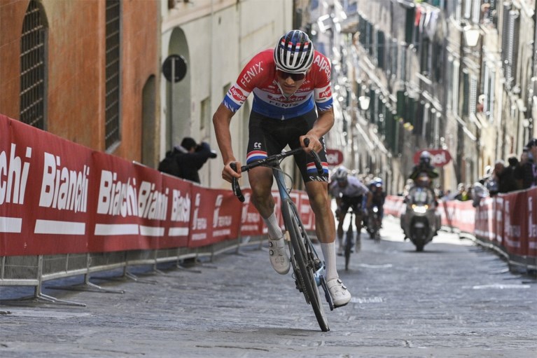 Amateurvideo toont hoe oppermachtige Mathieu van der Poel Julian Alaphilippe in de vernieling reed: “Ik dacht dat ik snel ging”