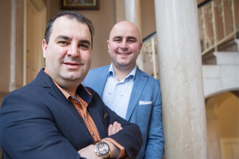 De politie heeft dinsdag een huiszoeking gehouden in hotel De Elderschans van de broers Salar (37) &amp; Sasan (34) Azimi, die als asielzoekers naar Nederland kwamen en nu 24 mio waard zouden zijn #Aardenburg Volgens @politie gaat het om een fraudeonderzoek. .