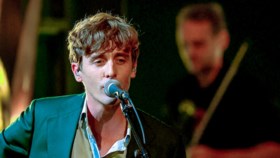 Tourist LeMC brengt rustige versie van Spring-nummer in ‘Liefde voor muziek’: “Werkt het nog als je het in een serieuze context zet?”