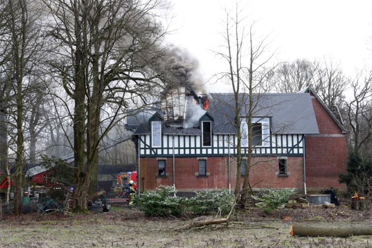 Zware dakbrand aan pas gerenoveerde woning