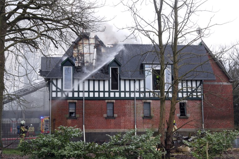 Zware dakbrand aan pas gerenoveerde woning