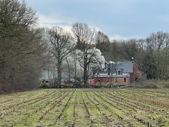 Zware dakbrand aan pas gerenoveerde woning