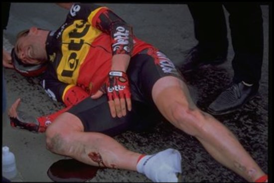 Viel en sloeg knieschijf op beton