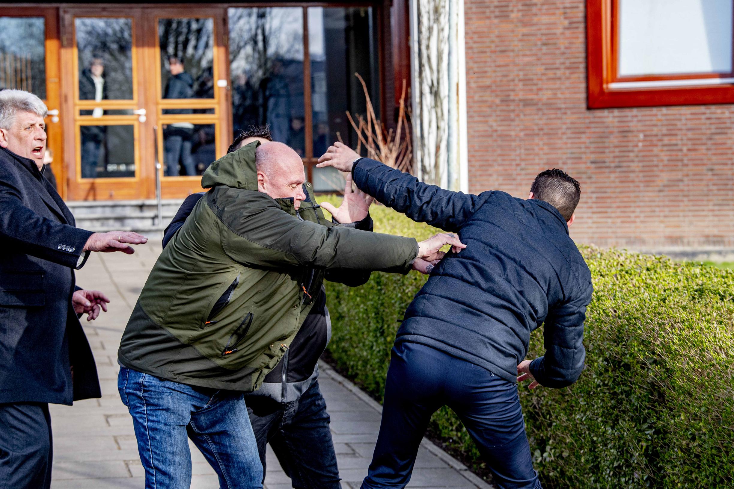 Nederlandse kerkgangers vallen journalisten aan: “Jullie ons altijd weg als dat achterlijke inteeltdorp” | Het Nieuwsblad Mobile