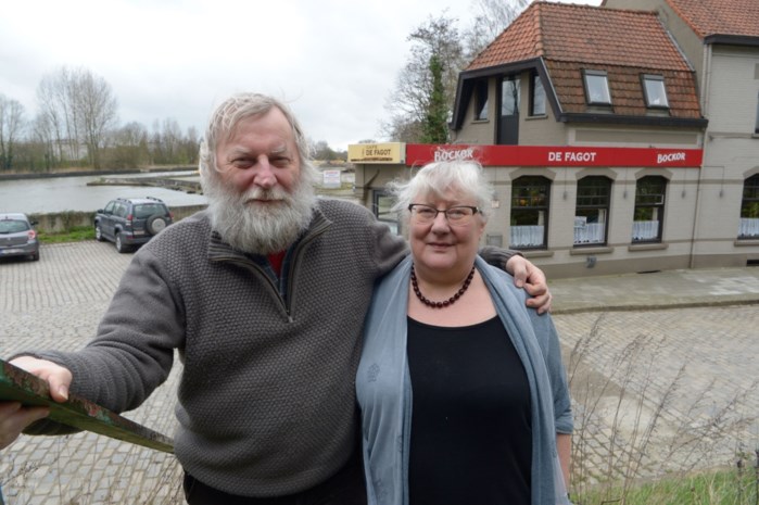 Jean-Pierre (62) en Carine (64) verkopen na 34 jaar hun bruine kroeg: “Maar concept én spaghettisaus blijven dezelfde”