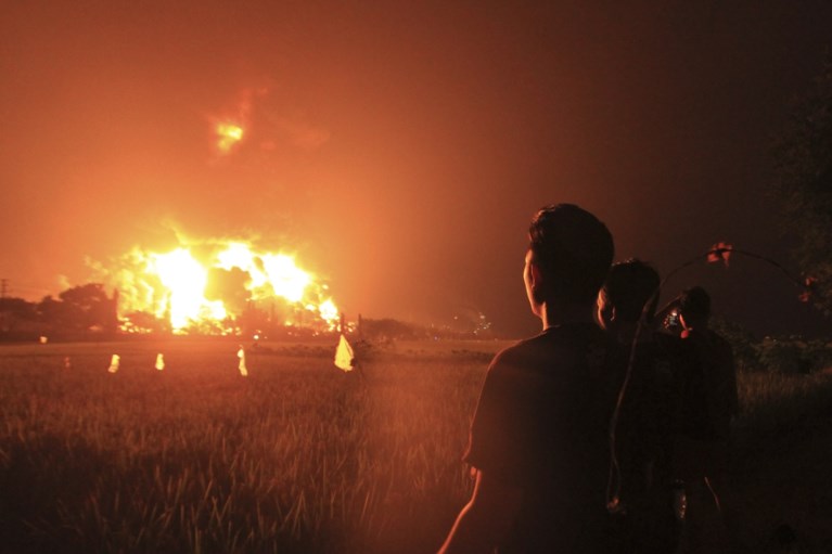 Kebakaran kilang minyak besar-besaran di Indonesia: 20 orang terluka, hampir 1.000 orang dievakuasi