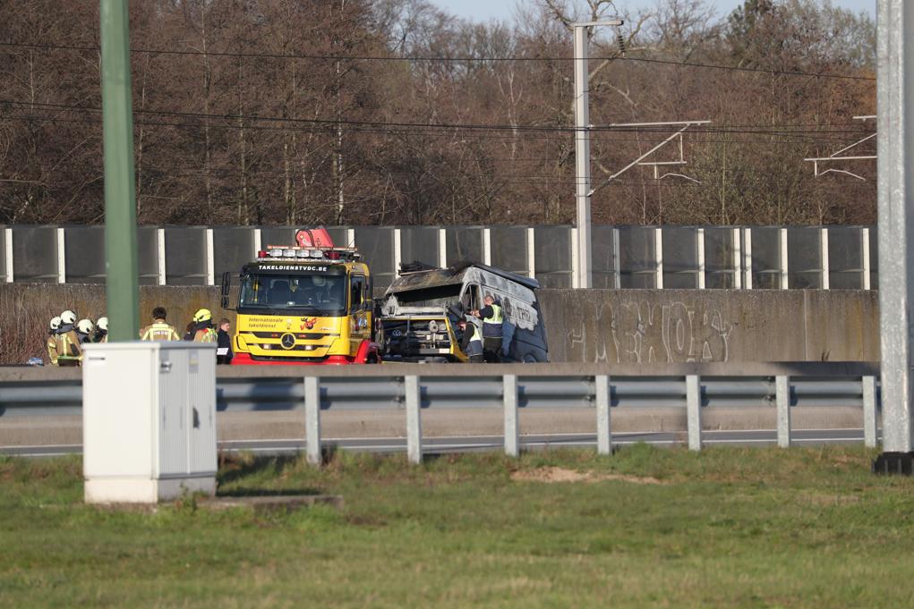 Bestelwagen Brandt Uit Op E Antwerpen Het Nieuwsblad