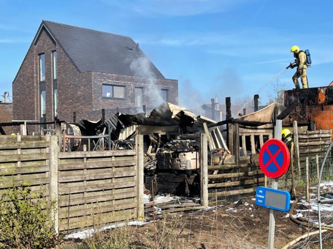 Garage met Porsche en Golf vernield
