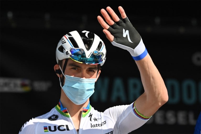 Mathieu van der Poel (weer in witte broek) klaar om te knallen in Vlaanderen: “Het motiveert me dat Wout zo goed rijdt”