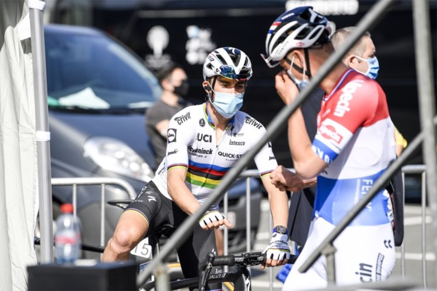 Mathieu van der Poel (weer in witte broek) klaar om te ...