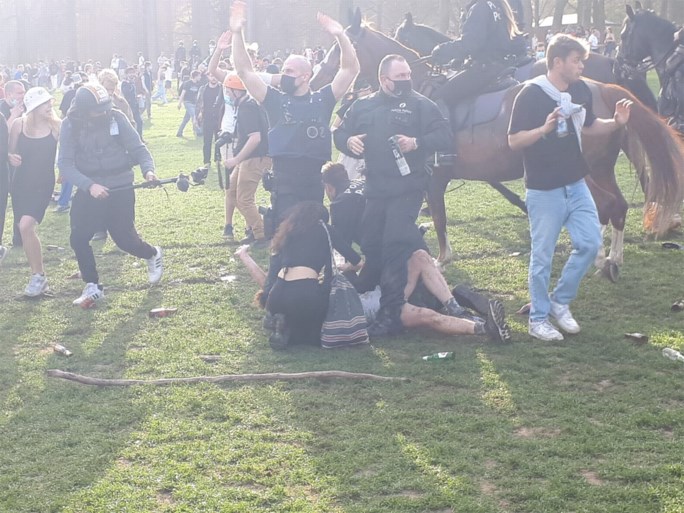 Aprilgrap ‘La Boum’ loopt uit de hand in Ter Kamerenbos: zeker 34 gewonden, 22 arrestaties