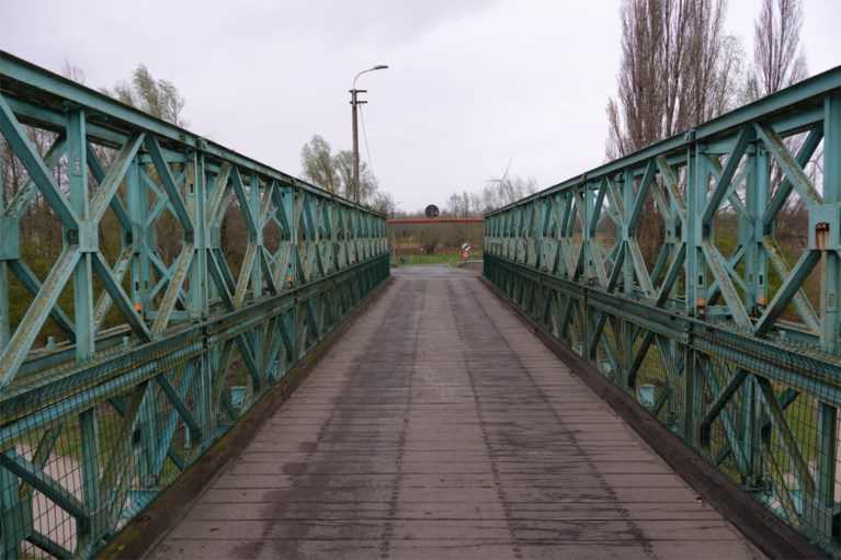 Ze werd nog gebouwd door het leger: metalen brug over Moervaart verdwijnt, in ruil voor betonnen brug