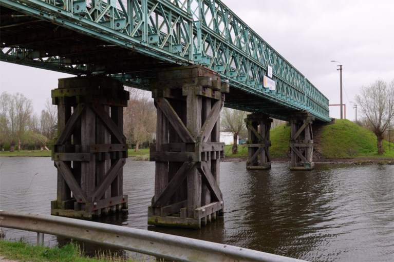 Ze werd nog gebouwd door het leger: metalen brug over Moervaart verdwijnt, in ruil voor betonnen brug