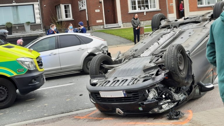 Jongeman met voorlopig rijbewijs botst op voorligger, auto belandt op dak