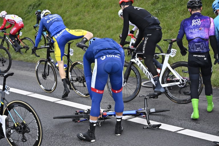 Zware valpartij na amper twintig kilometer in Scheldeprijs zorgt voor vier opgaves, hersenschudding voor Frederik Frison
