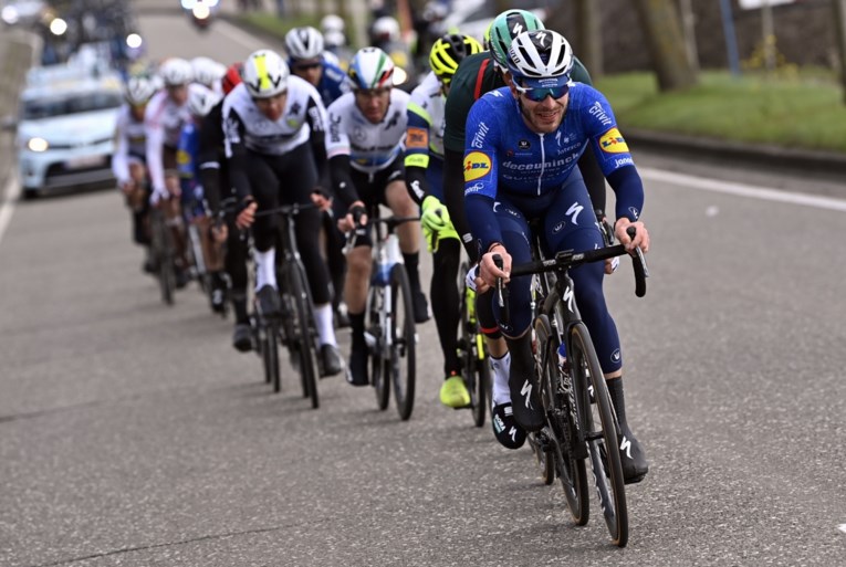 Jasper Philipsen geeft Sam Bennett en Mark Cavendish het nakijken en wint Scheldeprijs