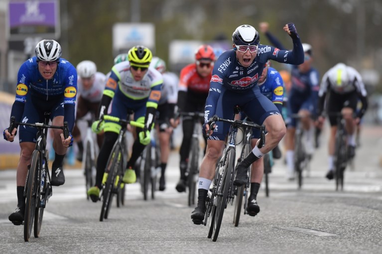 Jasper Philipsen pakt eerste seizoenszege: “Winnen met al die grote namen aan de start, dat geeft vertrouwen”