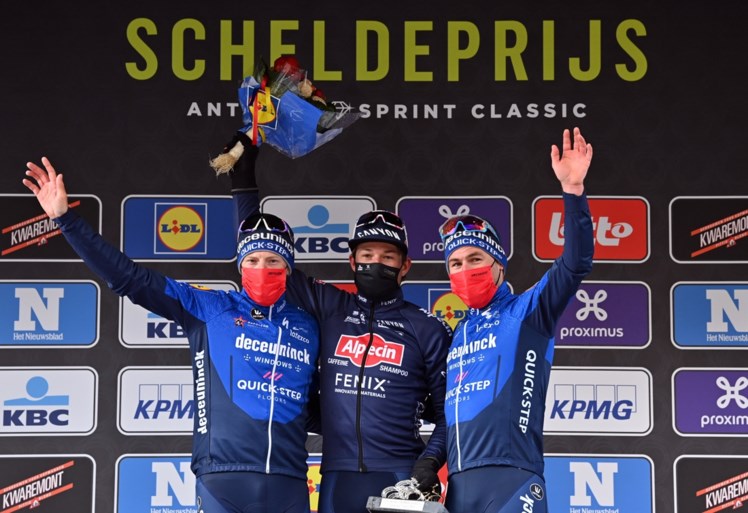 Jasper Philipsen geeft Sam Bennett en Mark Cavendish het nakijken en wint Scheldeprijs