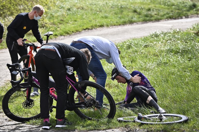 Zware valpartij na amper twintig kilometer in Scheldeprijs zorgt voor vier opgaves, hersenschudding voor Frederik Frison