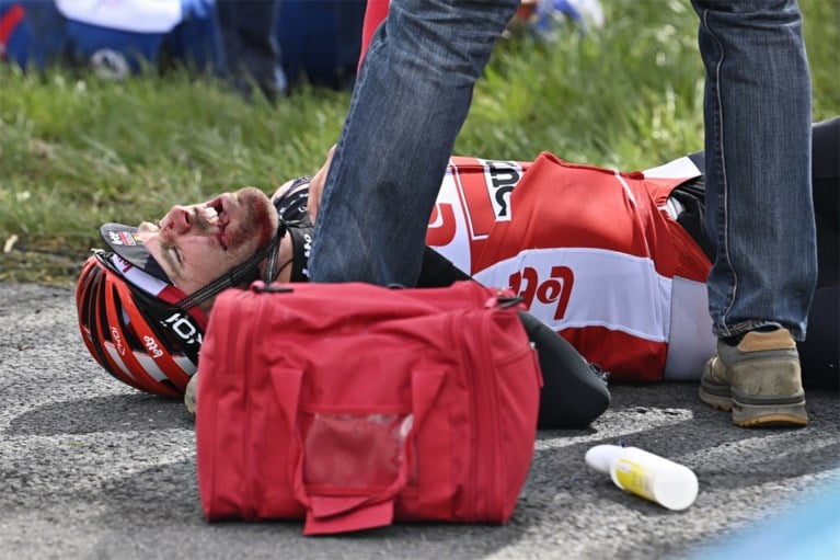 Zware valpartij na amper twintig kilometer in Scheldeprijs zorgt voor vier opgaves, hersenschudding voor Frederik Frison