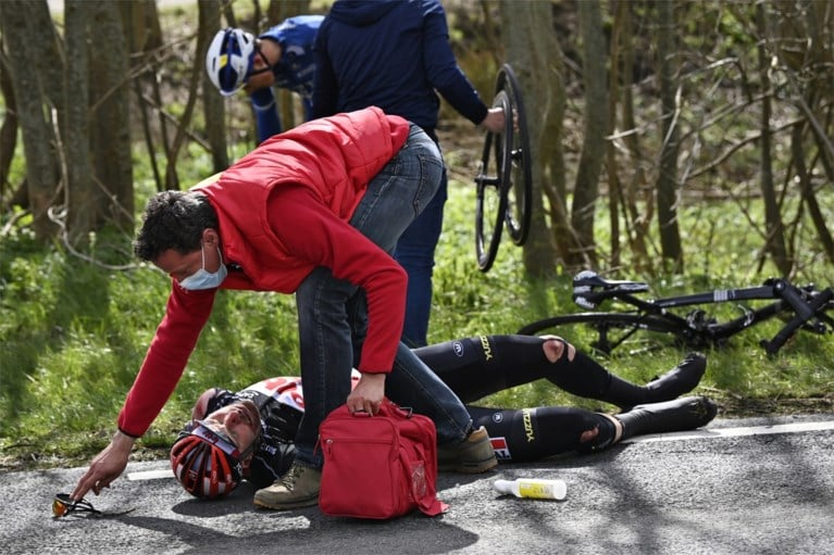 Zware valpartij na amper twintig kilometer in Scheldeprijs zorgt voor vier opgaves, hersenschudding voor Frederik Frison