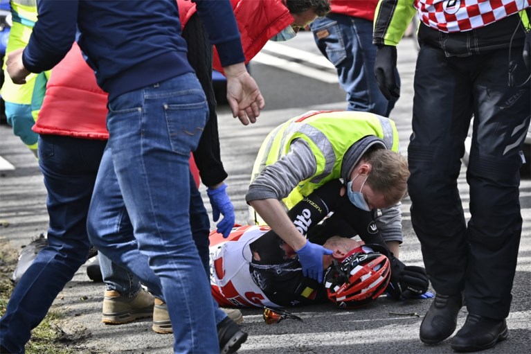 Zware valpartij na amper twintig kilometer in Scheldeprijs zorgt voor vier opgaves, hersenschudding voor Frederik Frison