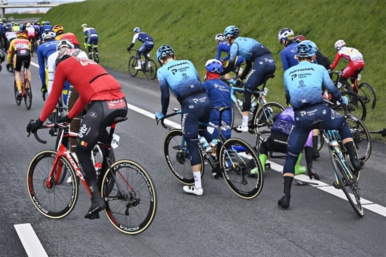 Zware valpartij na amper twintig kilometer in Scheldeprijs zorgt voor vier opgaves, hersenschudding voor Frederik Frison