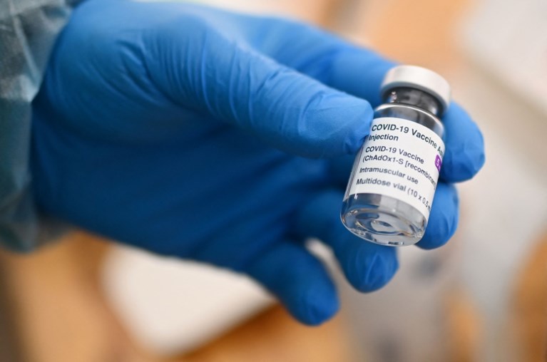 EMA blijft achter AstraZeneca staan: “Voordelen vaccin groter dan risico op zeldzame bijwerkingen”