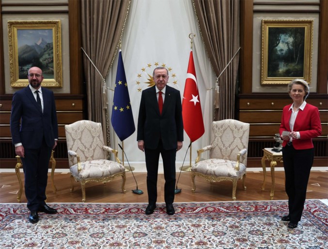 “Stoelen geplaatst zoals gevraagd”: Turkije verdedigt stoelincident met Von der Leyen