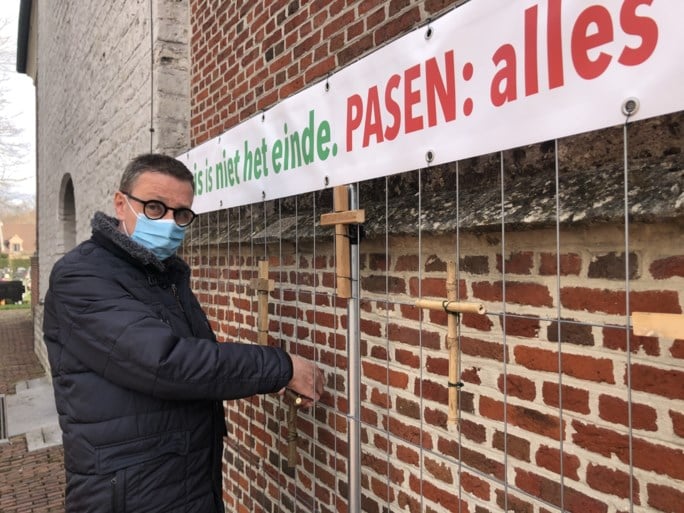 Kruisjeshek aan Vlaamse kerk haalt Slovaakse tv: “Dacht aan 1 aprilgrap”