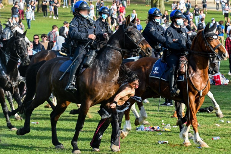 Halfnaakte vrouw omvergereden door politie te paard, federale politie onderzoekt incident