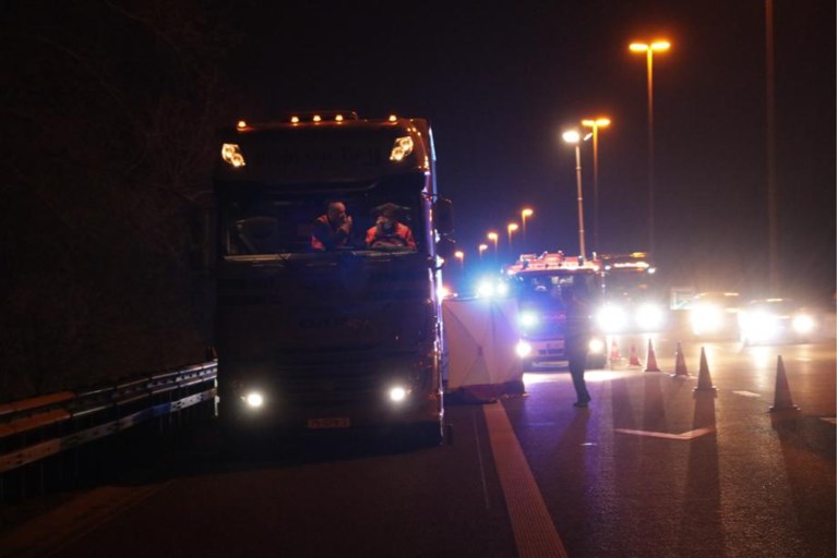 Bestuurder en jonge passagier omgekomen bij zware crash tegen vrachtwagen op E17 in Temse