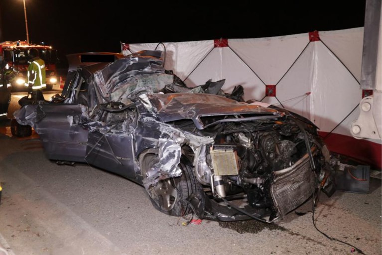 Bestuurder en jonge passagier omgekomen bij zware crash tegen vrachtwagen op E17 in Temse