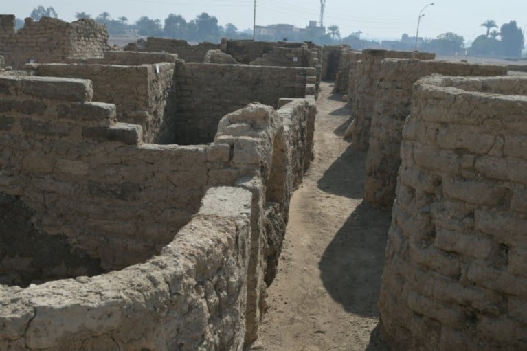 Egyptische archeologen ontdekken 3.000 jaar oude stad: “De op één na belangrijkste ontdekking sinds het graf van Toetanchamon”