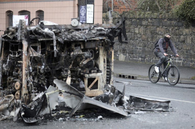 Al 55 agenten gewond na rellen in Noord-Ierland, politici “zeer bezorgd”