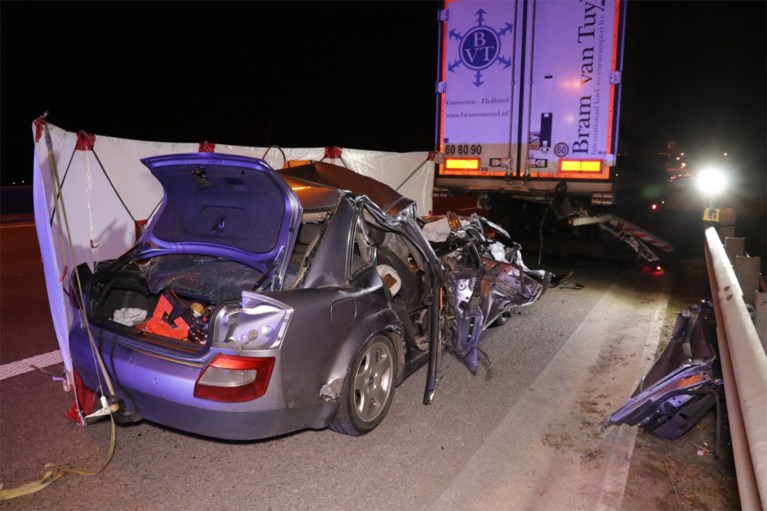 Bestuurder en jonge passagier omgekomen bij zware crash tegen vrachtwagen op E17 in Temse
