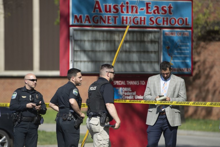 Uno studente armato è stato colpito da un poliziotto e un ufficiale scolastico del Tennessee è rimasto ferito