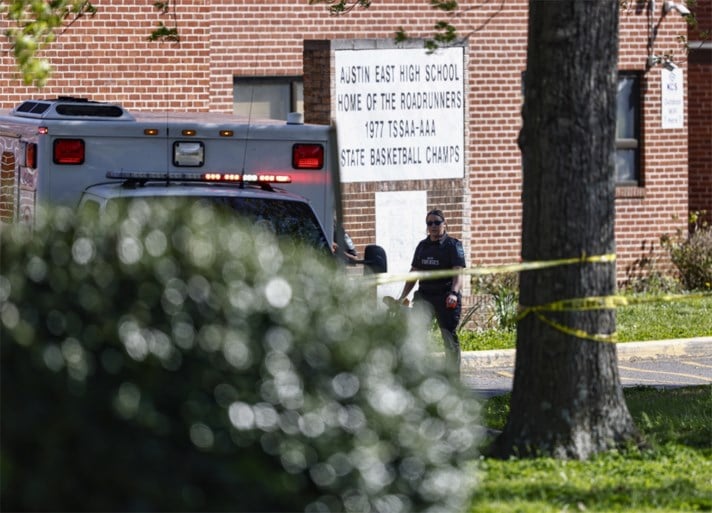 Uno studente armato è stato colpito da un poliziotto e un ufficiale scolastico del Tennessee è rimasto ferito