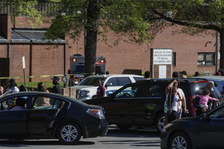 Uno studente armato è stato colpito da un poliziotto e un ufficiale scolastico del Tennessee è rimasto ferito