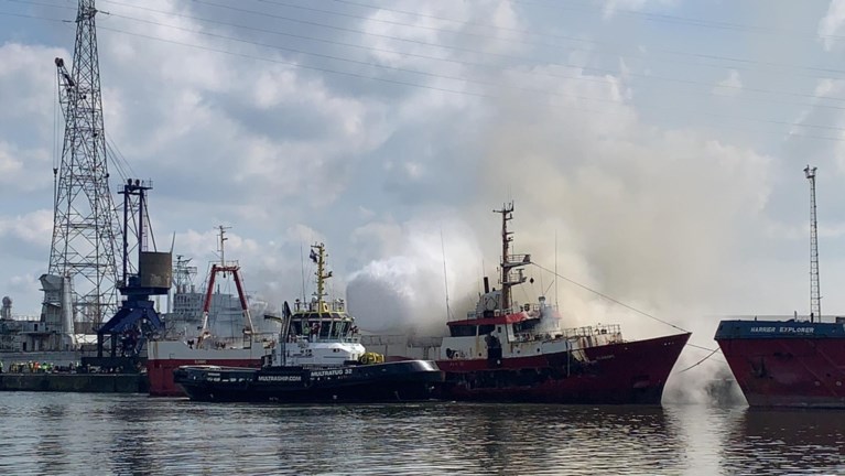 Vissersschip brandt uit in Gentse haven: brandweer waarschuwt voor rookhinder
