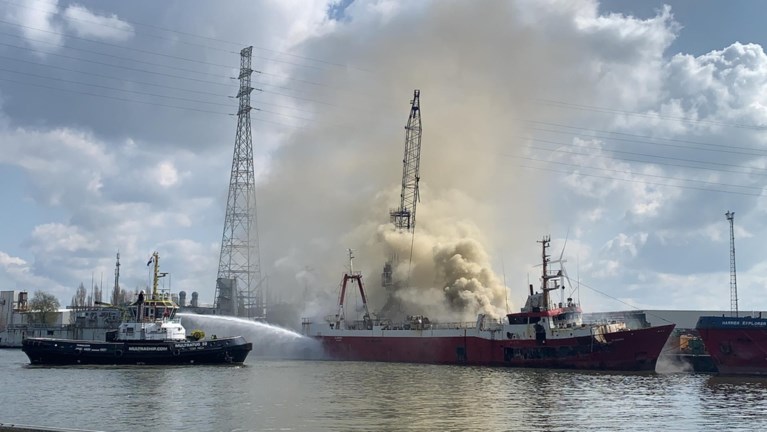 Vissersschip brandt uit in Gentse haven: brandweer waarschuwt voor rookhinder