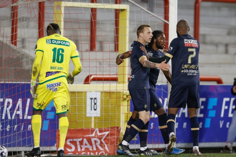 Antwerp verzekert zich met tien man van Play-off 1 na felbevochten zege op Moeskroen, Cercle Brugge gered dankzij uitslag