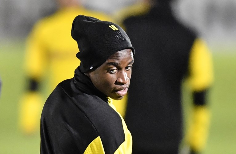 Politie-inval bij 16-jarig supertalent Youssoufa Moukoko doet wenkbrauwen fronsen: “Hij had zijn 7 jaar oudere ex opgesloten”